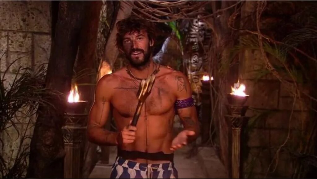 Logan Sampedro, participante de Supervivientes y Supervivientes All Stars haciendo uso del tridente.